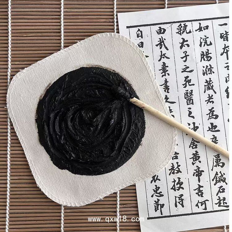 傳統(tǒng)老黑膏藥貼現(xiàn)貨批發(fā)貼牌代加工老黑膏生產(chǎn)廠家免費(fèi)打樣?xùn)|進(jìn)藥業(yè)